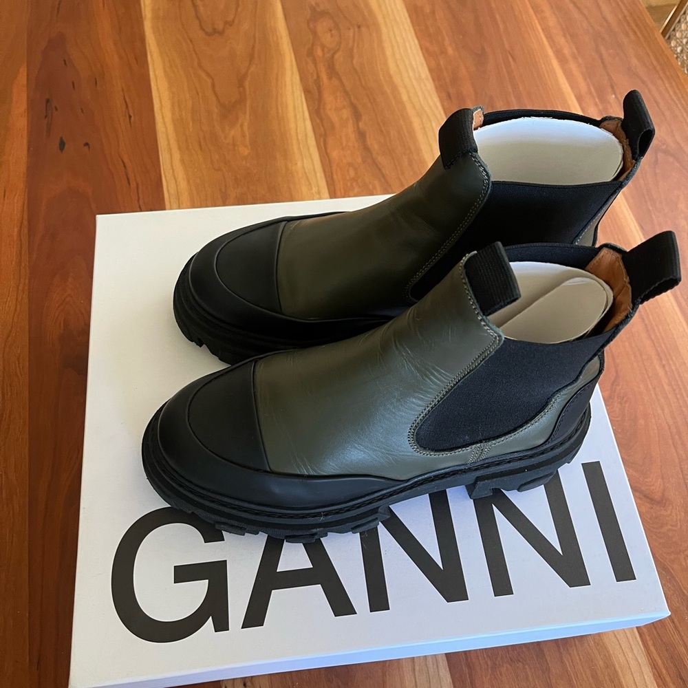Ganni Low Cleated Chelsea Boots in olive green (Kalamata)